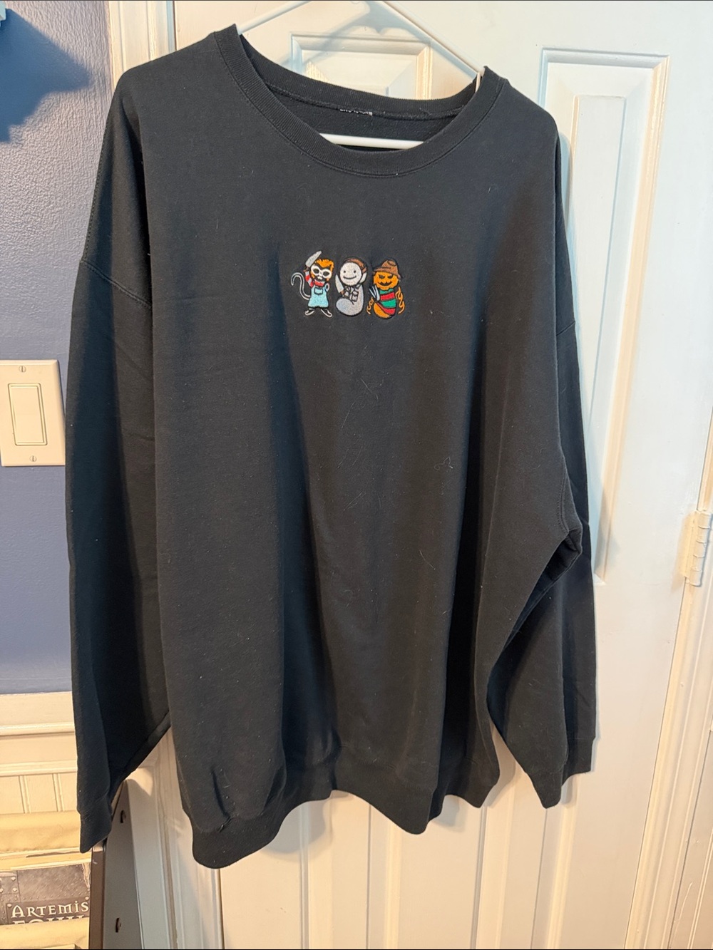 Men's Black Embroidered Crewneck Sweater - Casual Comfort